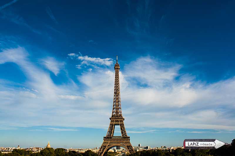 La Torre Eiffel vista desde lo alto de los jardines de Trocadéro. 